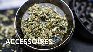 grinder avec des fleurs broyées